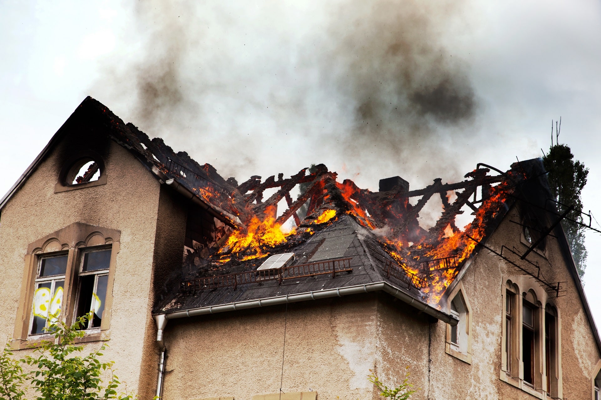 Selling a Fire-Damaged Home: The Benefits of Choosing a Cash Home Buyer Over Traditional Methods
